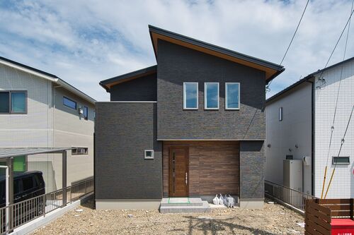 木の温もりと静寂が調和するモダンナチュラルな家 画像