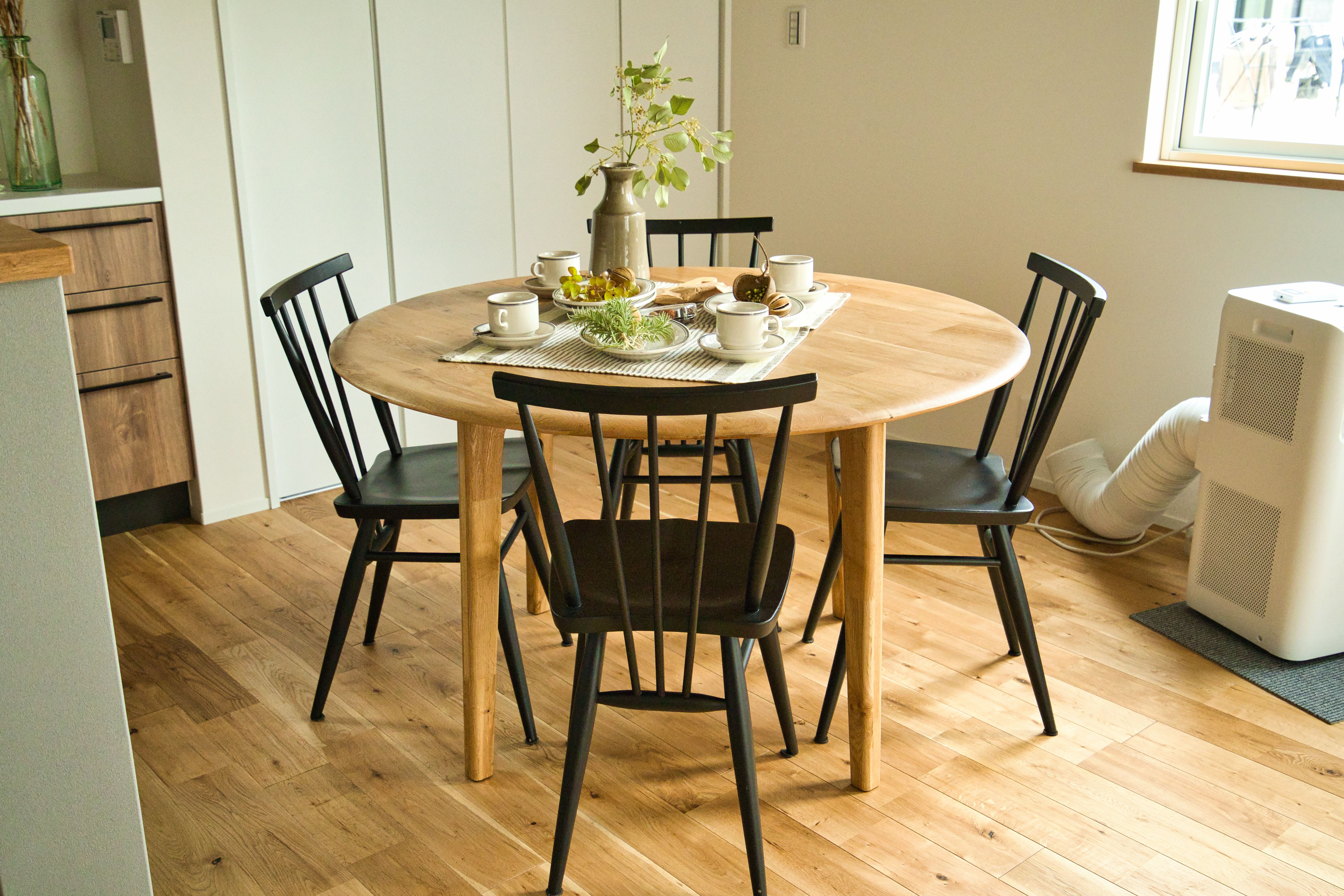 モデルハウスに展示中。端材から生まれたラウンドテーブル アイキャッチ画像