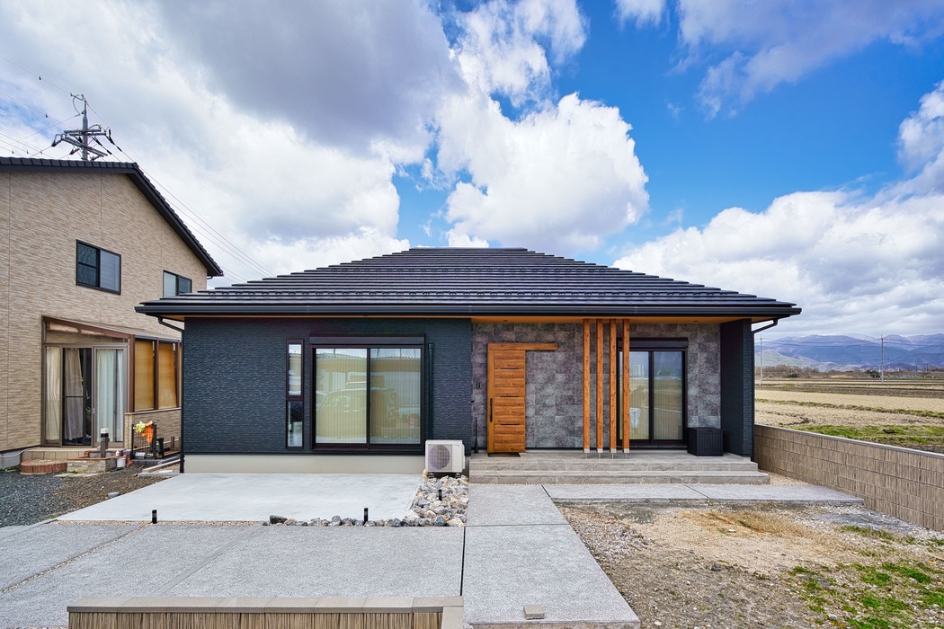 水平に広がる木目の軒天井が美しい平屋 画像