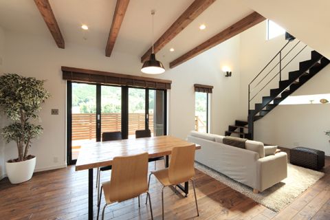 空間を仕切らない開放感。家族の気配・自分らしさを表現した住まい。 アイキャッチ画像