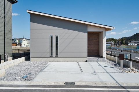 奥行きが愉しさを生む、陽だまりの平屋 アイキャッチ画像