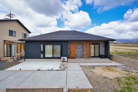 水平に広がる木目の軒天井が美しい平屋 アイキャッチ画像