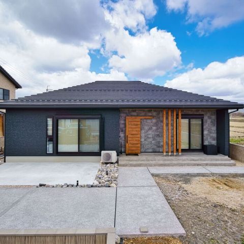 水平に広がる木目の軒天井が美しい平屋 アイキャッチ画像